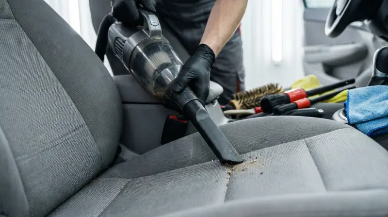 تنظيف داخلي شامل بالمكنسة الكهربائية